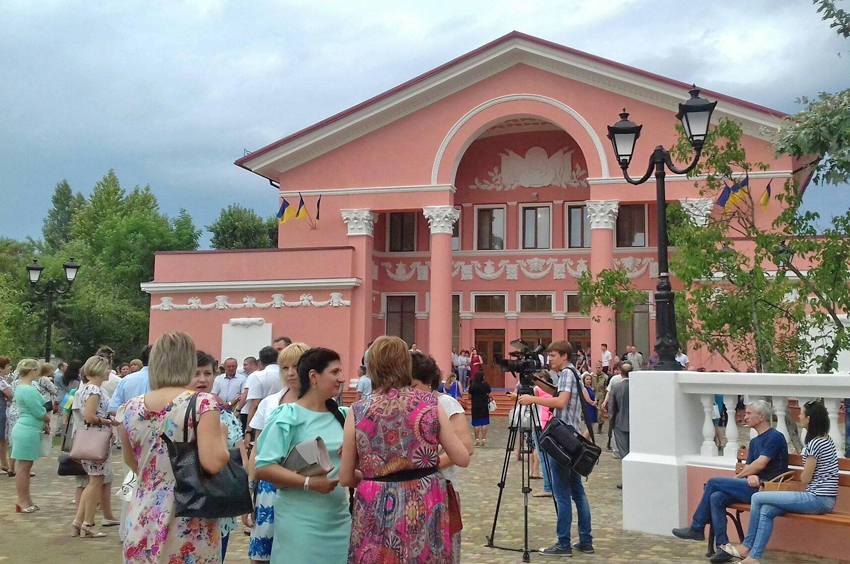 Відреставрований театр у Сєверодонецьку символізує радість мирного життя.  Фото з сайту facebook.com/odalug