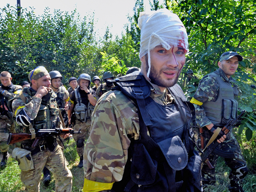 Поранений доброволець під час штурму села Піски. 24 липня 2014 року.