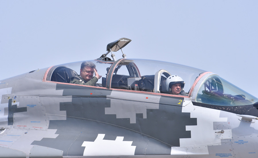 Президент летить до військового аеродрому в Гавришівці на бойовому винищувачі МіГ-29. Фото Миколи ЛАЗАРЕНКА