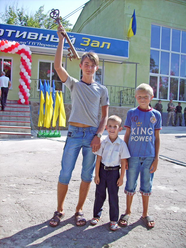 Хлопчаки Гірського вважають себе господарями нового спортзалу. Фото автора