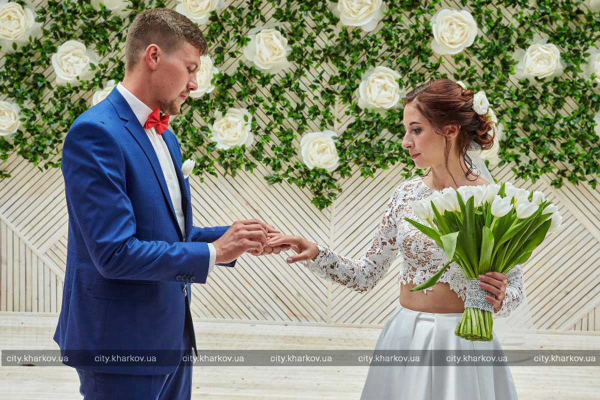 Перший шлюб на новому майданчику уклали відомий харківський гонщик Дмитро Кушнарьов і його обраниця Валерія. Фото з сайту city.kharkov.ua