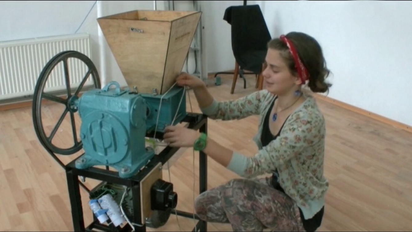 Працювати з подрібнювальною машиною нескладно, переконує активістка Лідія Криштоп. Фото з сайту 5.ua