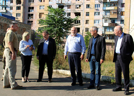 Сенатори з Франції ознайомилися із соціально- економічною ситуацією в зоні конфлікту на Донбасі. Фото з сайту mil.gov.ua