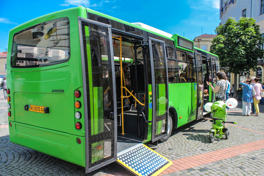 Освоїти нову систему оплати в автобусах допомагатимуть волонтери. Фото з сайту mukachevo-rada.gov.ua