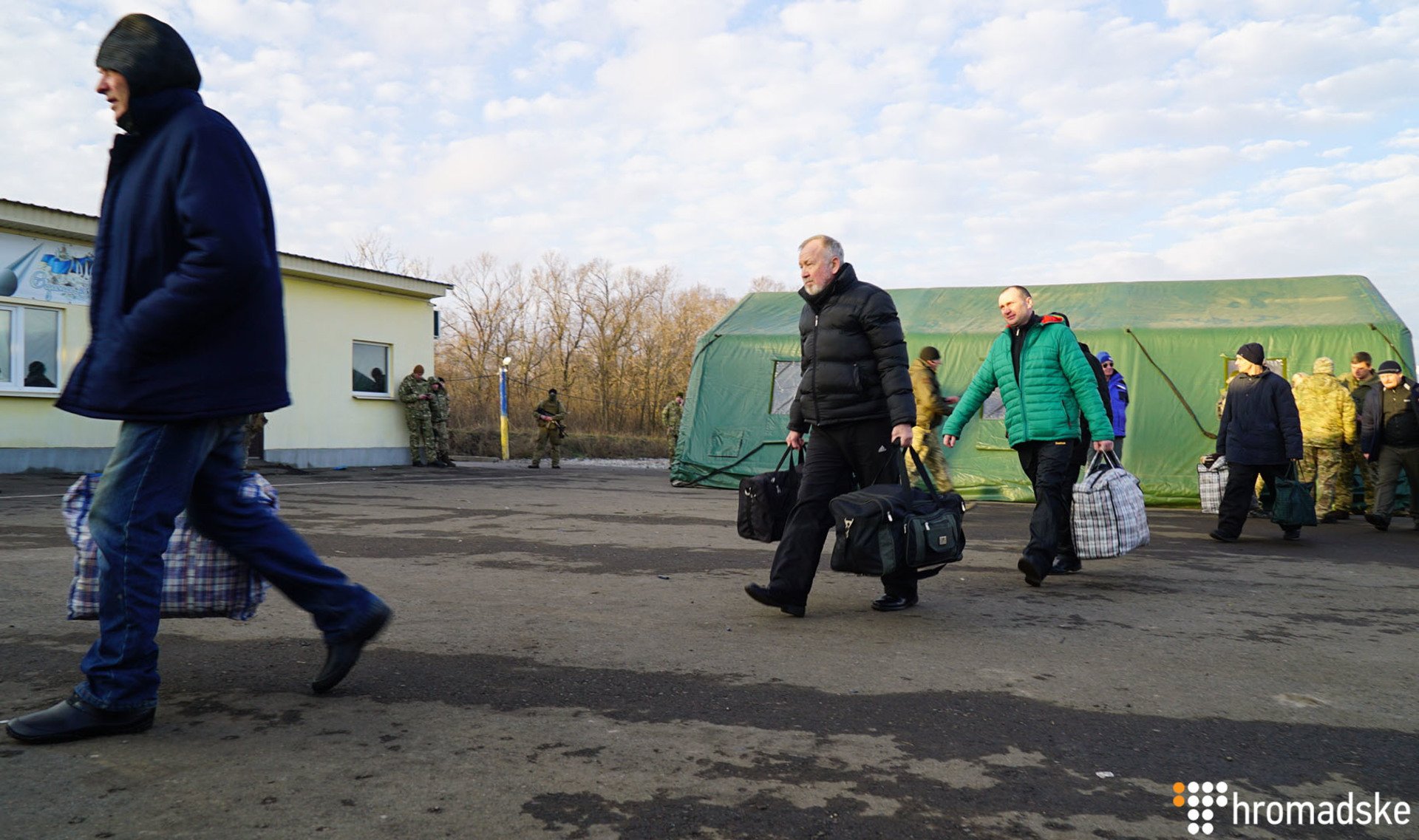 Звільнені з полону поспішають додому. Фото з сайту hromadske.ua