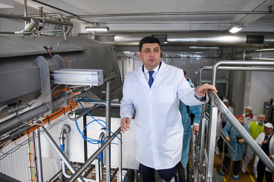 Прем’єр позитивно оцінив народження продукції на ПАТ «Тернопільський молокозавод». Фото з сайту kmu.gov.ua