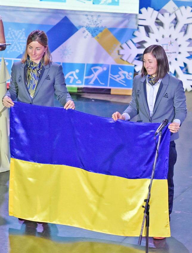 Цей прапор нагадуватиме сестрам Семеренко, що олімпійське «золото» треба спробувати захистити. Фото з cайту noc-ukr.org