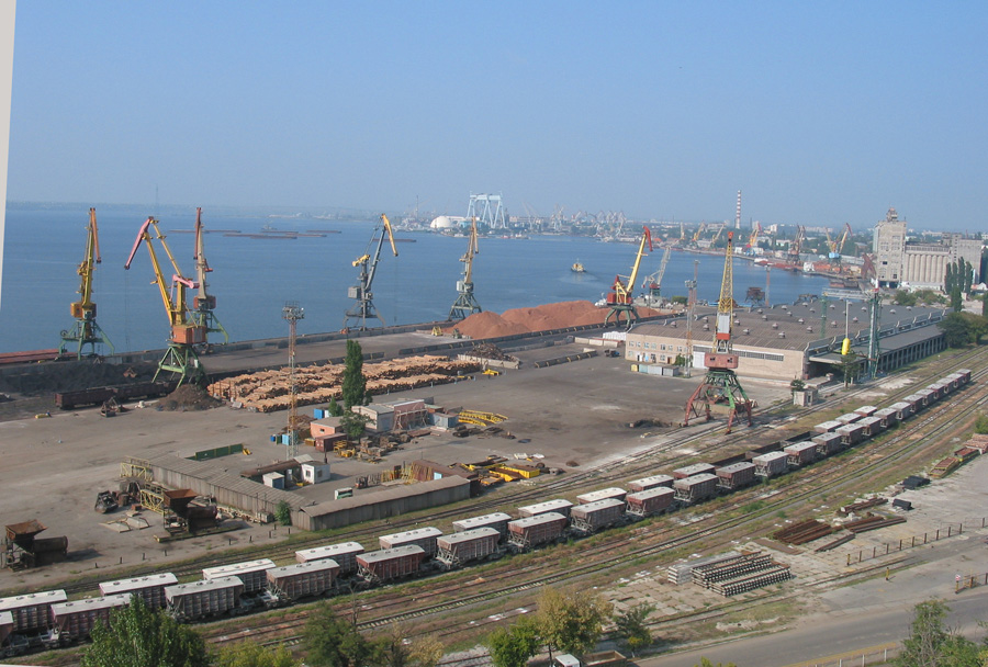 Зерновози чекають на вивантаження у порту Миколаєва. Фото з сайту portnikolaev.com