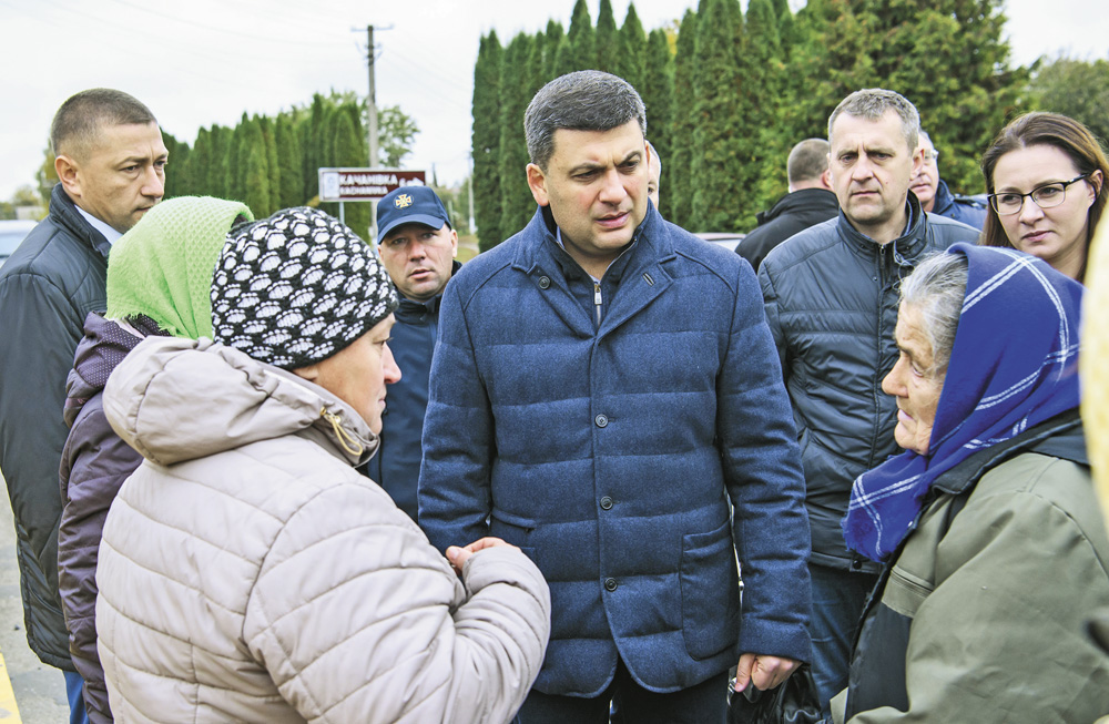 Прем’єр-міністр Володимир Гройсман побував в Ічні, провів засідання оперативного штабу і поспілкувався з місцевими жителями. Фото з Урядового порталу