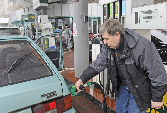 До нового року вартість літра бензину А-95 може становити менш ніж 30 гривень. Фото Володимира ЗAЇКИ