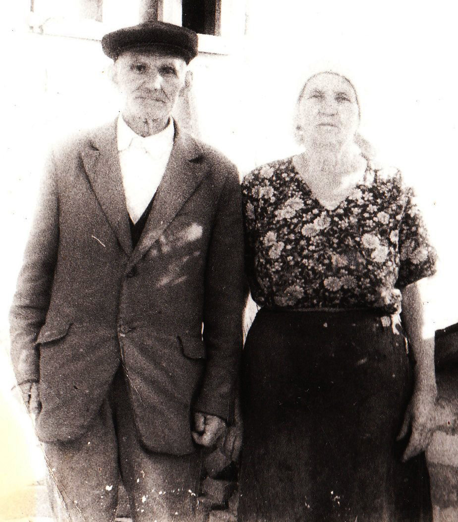 Дід Карпо та баба Дуня Савіщенки. Фото із сімейного архіву Ірини Чепель та автора