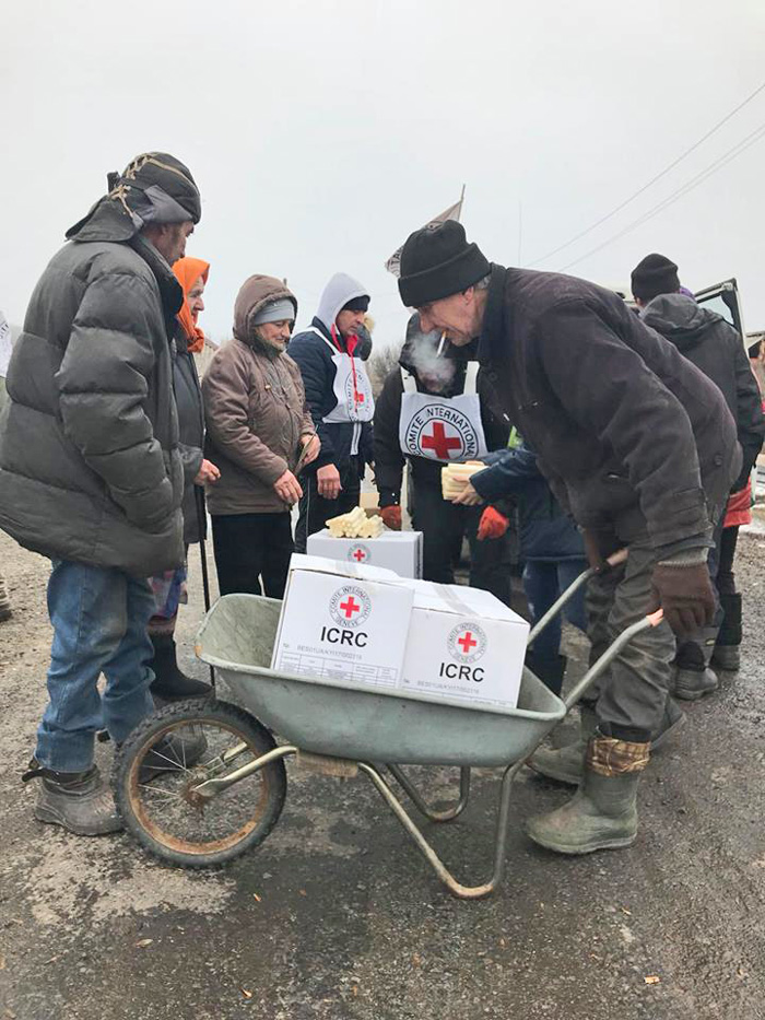 Представники Міжнародного комітету Червоного Хреста допомагають чи не кожній сім’ї Новоолександрівки. Фото надала прес-служба МКЧХ