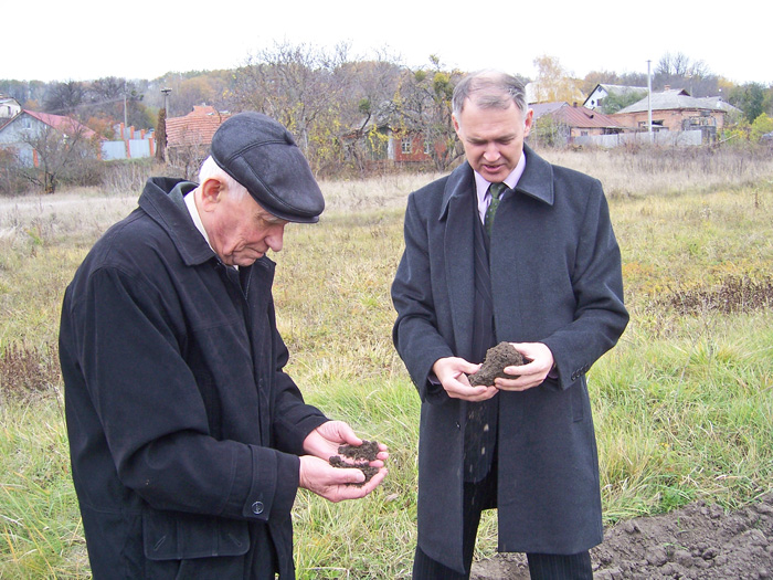Сергій Поспєлов (праворуч) і Микола Опара констатують: родючість полтавських ґрунтів катастрофічно знижується. Фото автора