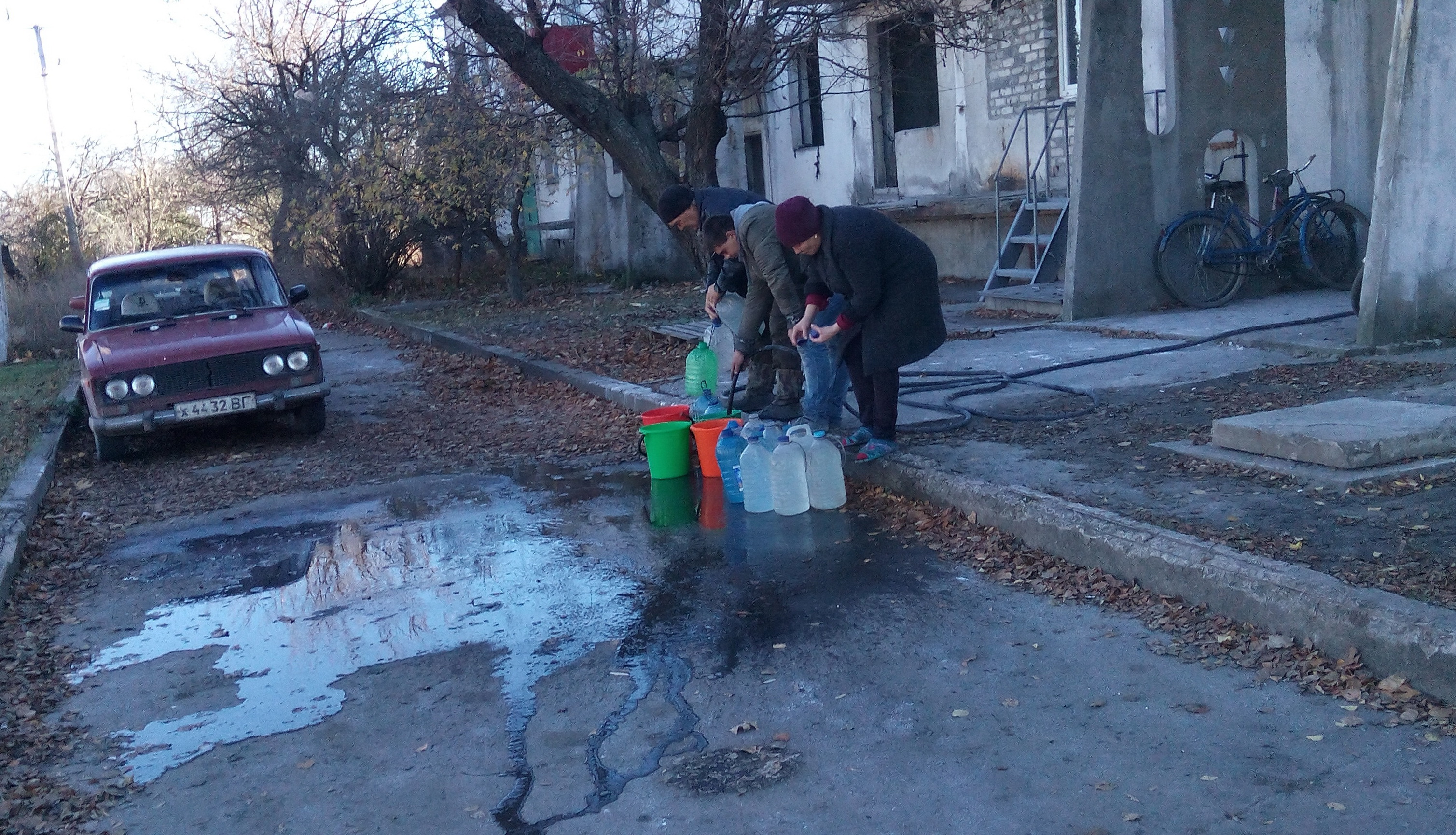 Запастися водою у Кримському зараз ціла проблема. Фото автора.