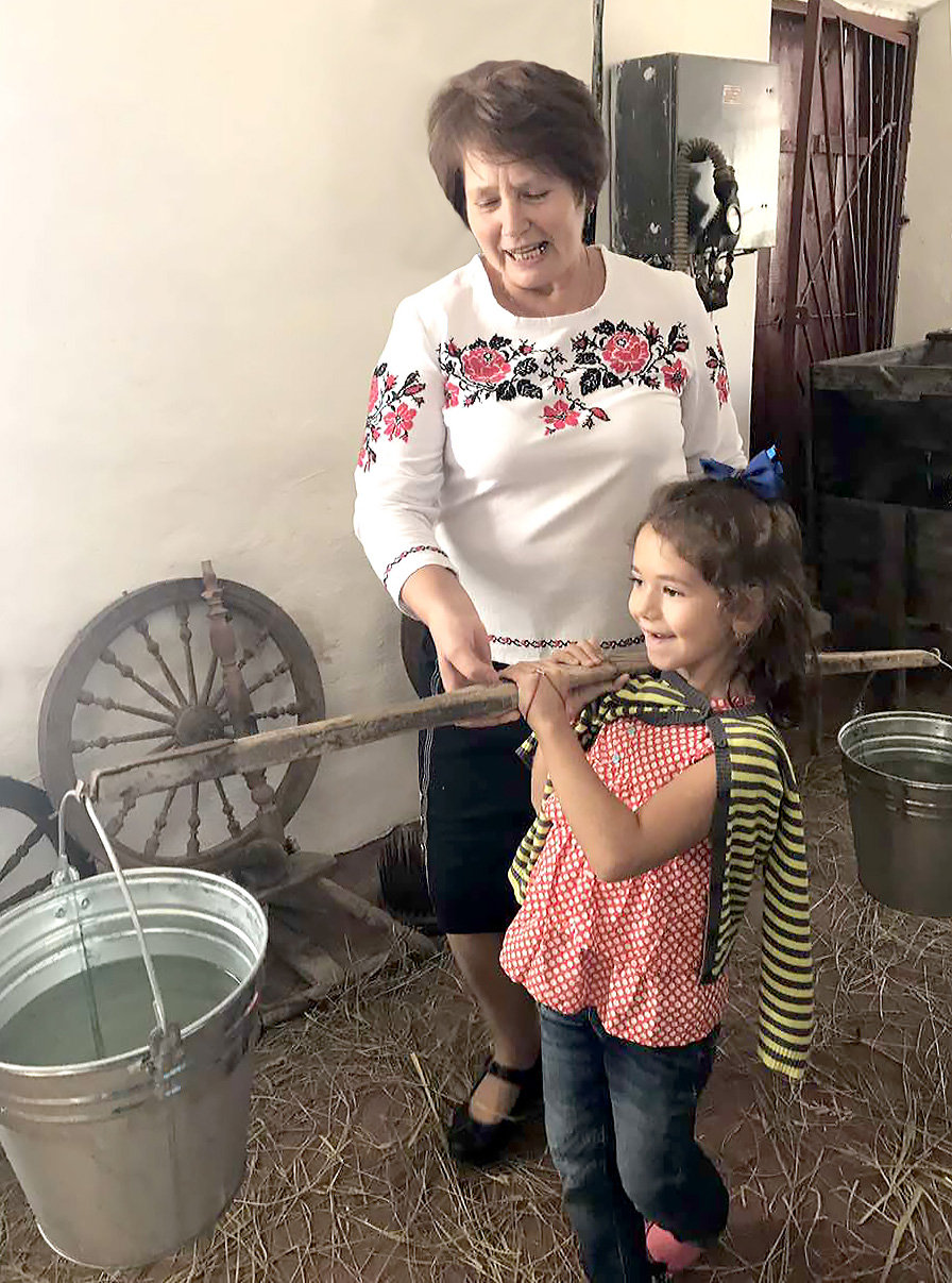 У садибі майстрині із с. Пугачівки Валентини Альошкіної знайдуть для себе багато цікавого і дорослі, і діти. 