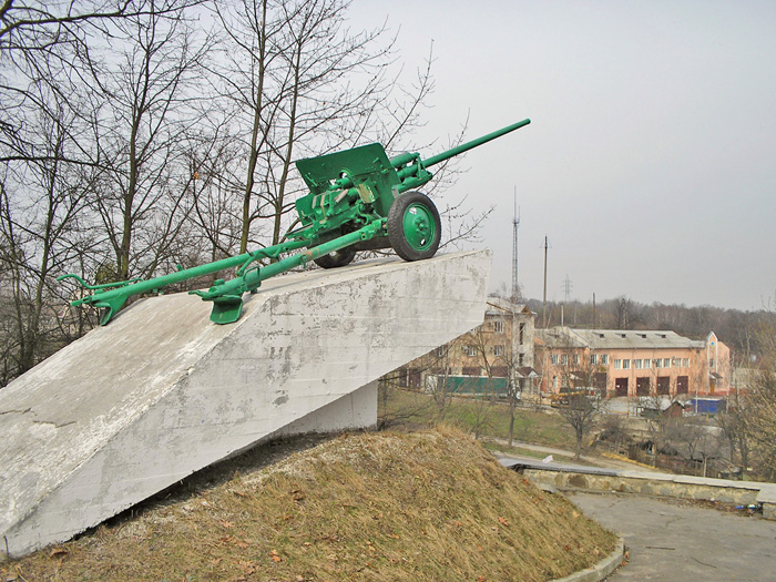 Першим у нерівний бій з танками ворога вступили артилеристи сержанта Хмельова, про подвиг яких на в’їзді до Житомира з боку Бердичева нагадує цей монумент
