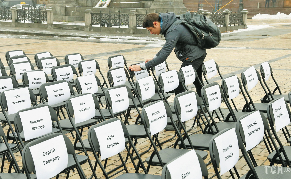 Акція на підтримку українських політичних в’язнів Кремля «Порожній стілець» символізує незриму присутність цих людей у нашому суспільстві. Фото з сайту tsn.ua