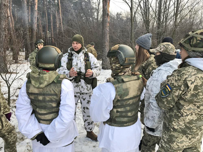 Сьогодні основ військової підготовки мають навчитися й жінки. Фото надане автором