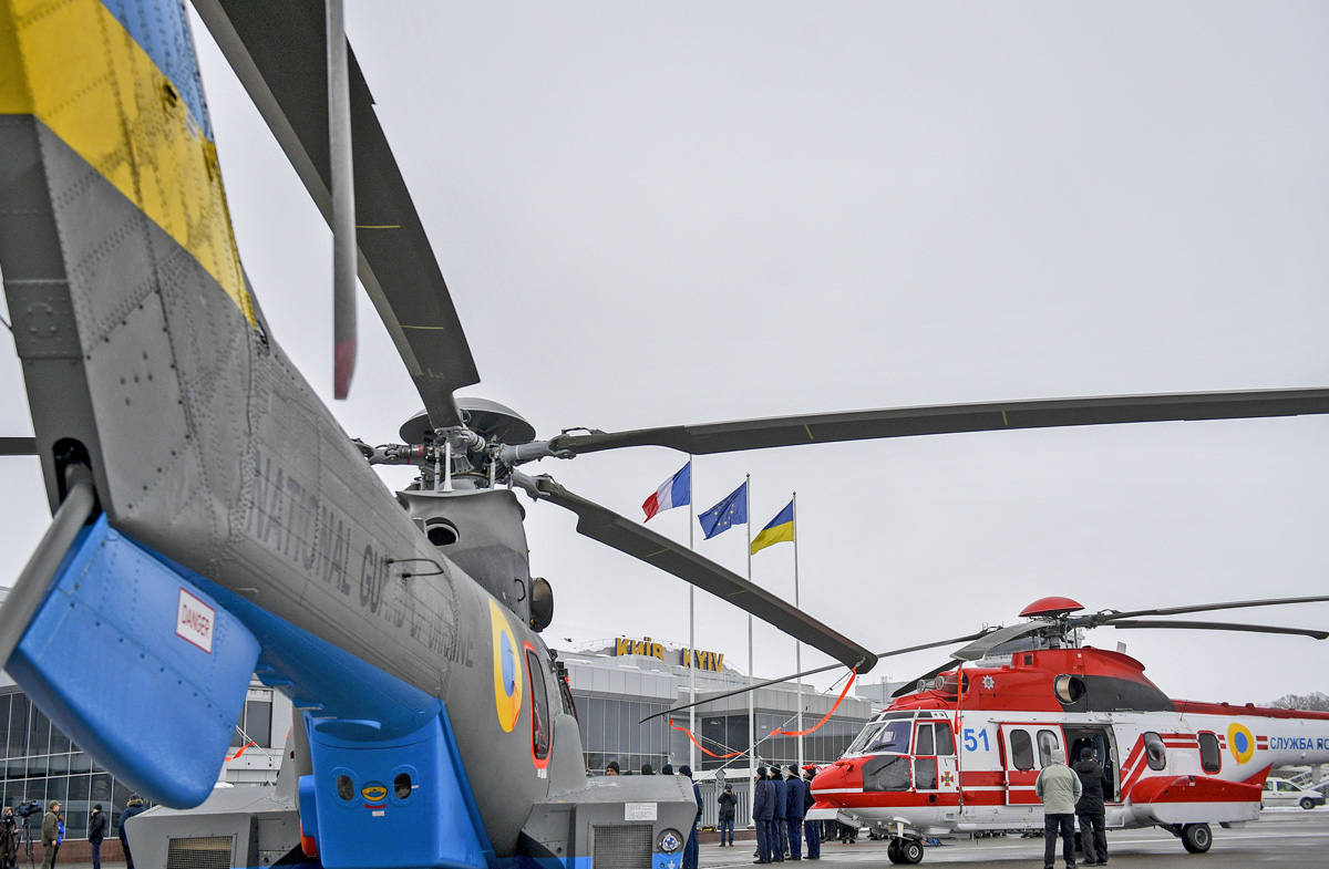 Технічні характеристики та можливості вертольотів Airbus Н-225 дають змогу забезпечувати рятувальні роботи в гірській місцевості й ефективно патрулювати в Азово- Чорноморському басейні. Фото Миколи ЛАЗАРЕНКА