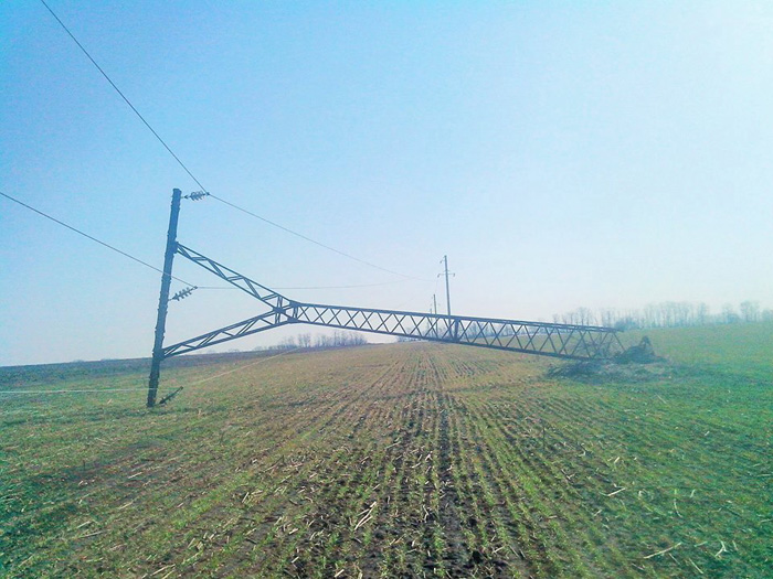 Місія «Підняти дроти» поки що недосяжна. Фото зі сторінки ТОВ «Луганське енергетичне об’єднання» у Фейсбуці