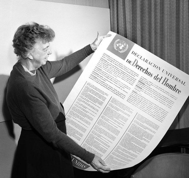 Вдова президента Франкліна Рузвельта — Елеонора тримає примірник Загальної декларації прав людини. Фото з сайт flickr.com