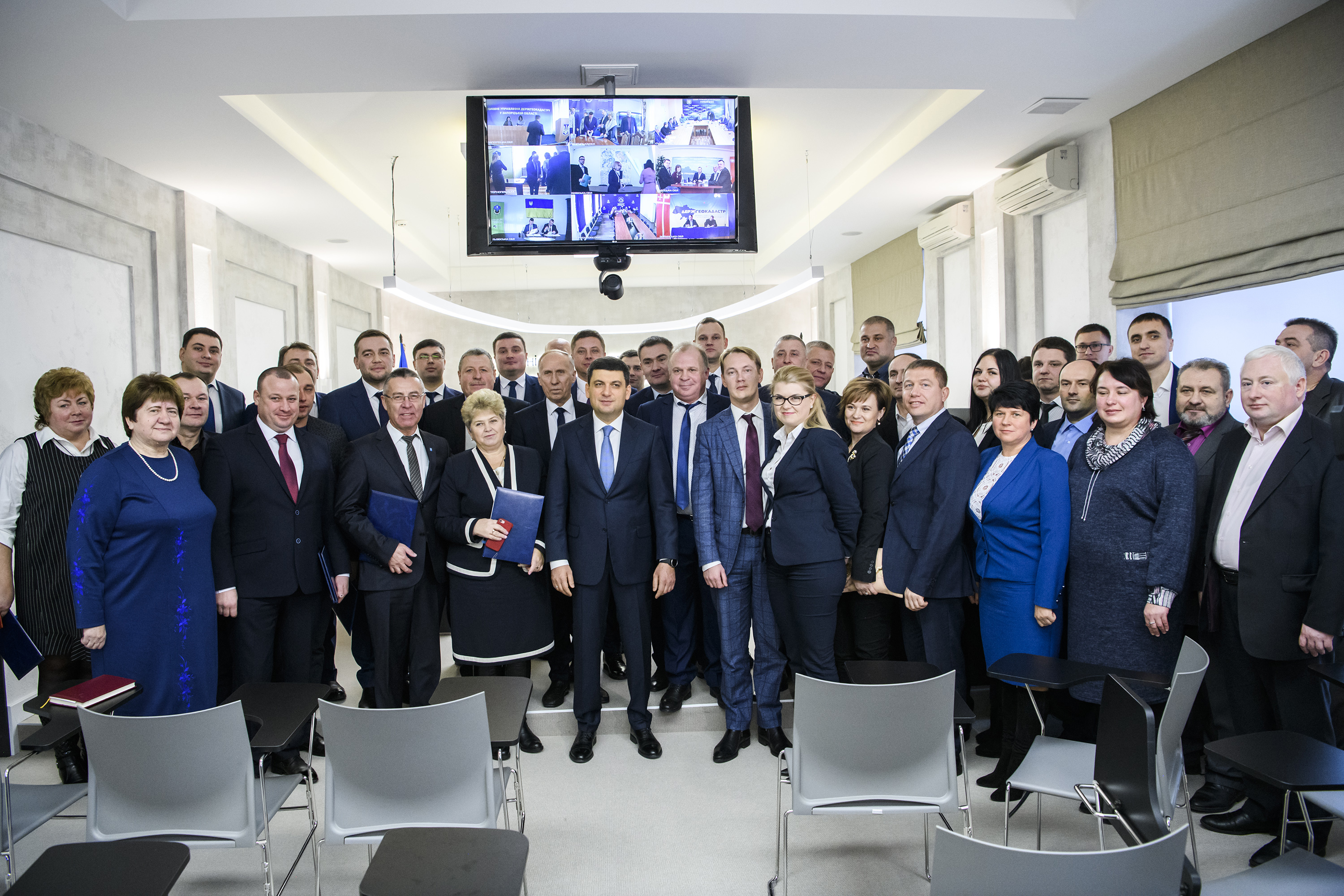 Під час фінального цьогоріч заходу документи про передачу земель підписали керівники одинадцяти ОТГ з Вінницької, Дніпропетровської, Миколаївської, Полтавської, Хмельницької та Чернігівської областей. Фото з Урядового порталу