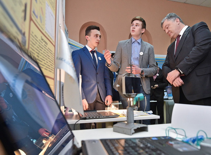 На виставці проектів молодих учених Президент дізнався багато цікавого. Фото Миколи ЛAЗAРЕНКA