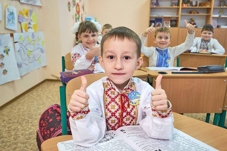 Місцеві діти вже оцінили переваги нової школи. Фото надане автором