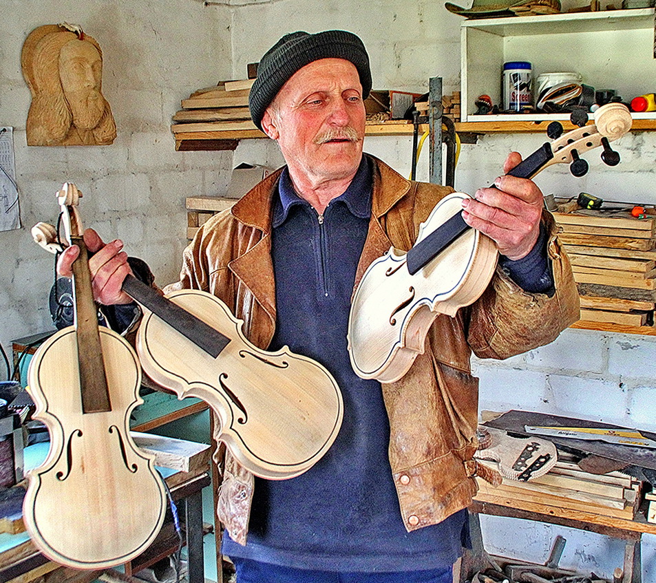 Скрипка, каже Павло Якимович, — дитя природи. До неї слід добре дослухатися. Фото Олександра Костирка
