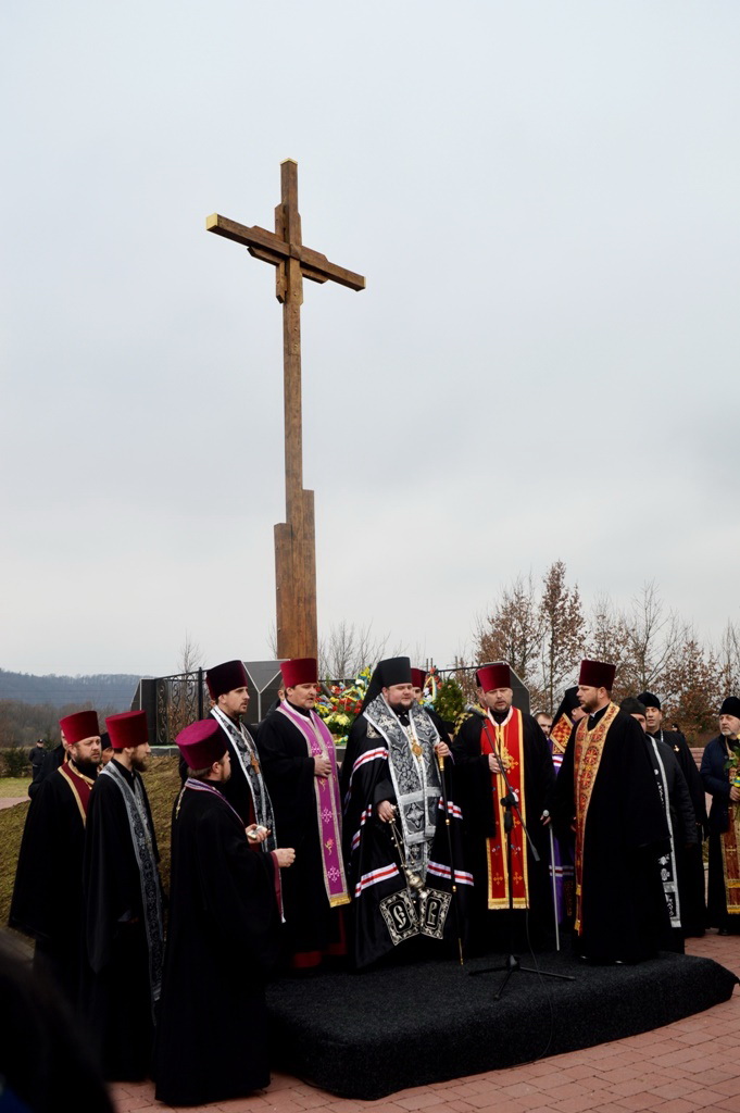 Священики різних конфесій провели панахиду на «Крансому полі». Фото прес-служби Закарпатської облдерадміністрації.