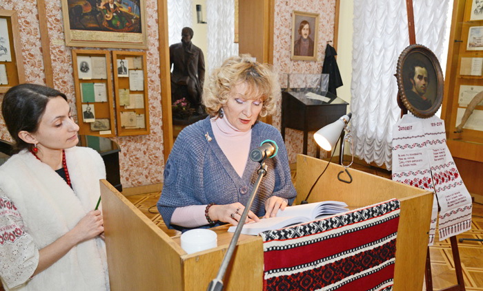 У музеї Тараса Шевченка читали вірші уславленого поета. Фото Володимира ЗАЇКИ