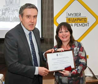 Посол Королівства Бельгія в Україні Люк Якобс передав Ніні Бондар диплом «Бельгійська спадщина за кордоном»