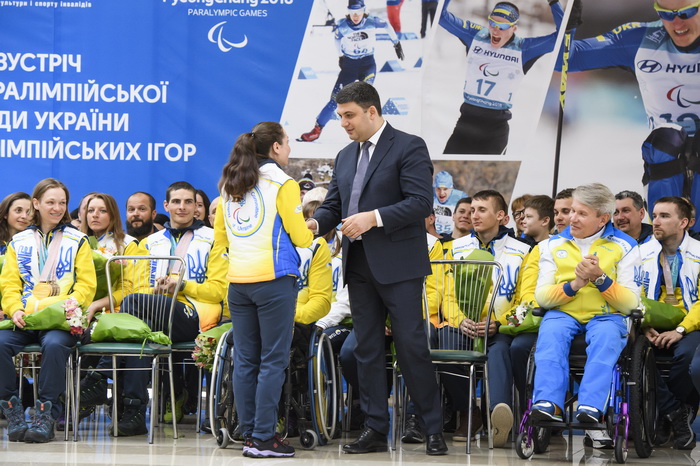 Прем’єр вітає Оксану Шишкову, яка разом зі спортсменом-лідером Віталієм Казаковим виборола найбільше нагород — два «золота», три «срібла» й одну «бронзу». Фото з сайту kmu.gov.ua