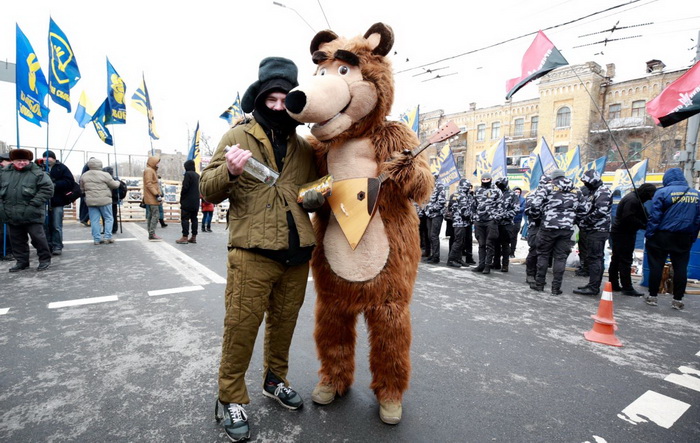 Театралізоване костюмоване дійство — так саркастично відреагували в Україні на російський виборчий фарс. Фото з сайту radiosvoboda.org