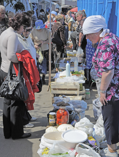 Купуючи молочні продукти на базарах з-під ніг, готуйтеся завести близьке знайомство з кишковою паличкою. Фото Володимира ЗАЇКИ