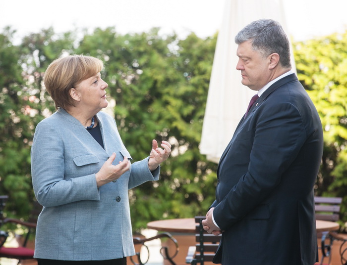 Ангела Меркель досі зважує вади й переваги газогону в обхід України. Фото Михайла ПАЛІНЧАКА