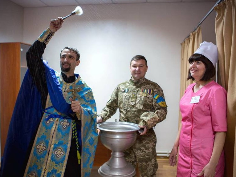 Під час освячення нового медичного закладу. Фото надано прес-службою Луганської ОДА.