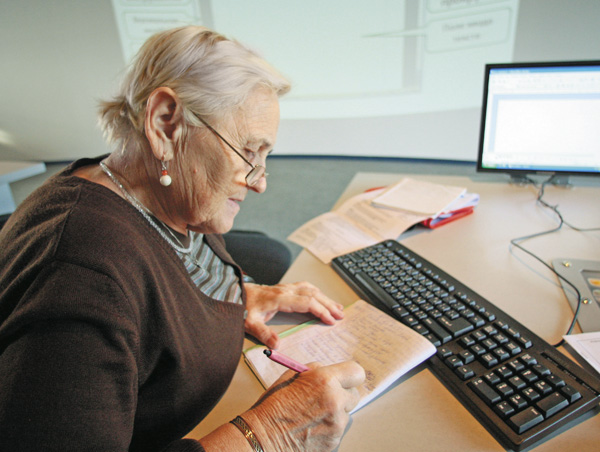 Після запровадження нової системи українські пенсіонери зможуть отримувати понад 30 онлайн-послуг через інтернет. Фото з сайту shraibikus.com