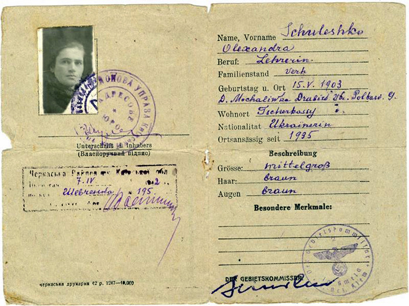 В інтернеті не вдалося відшукати дати народження Олександри Шулежко, за винятком цього німецького аусвайса