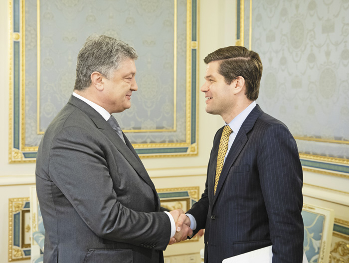 Помічник держсекретаря США Весс Мітчелл (праворуч) привіз до Києва добрі новини. Фото Михайла ПАЛІНЧАКА