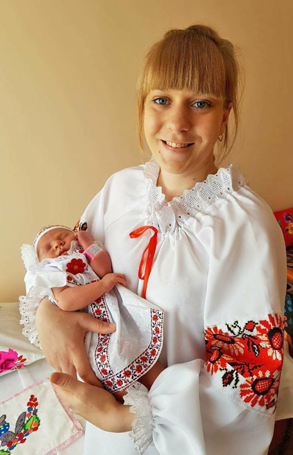 Пологове відділення Лисичанського територіального медичного об’єднання приєднується до акції «Справжній українець починається з першої вишиванки», у якій взяли участь усі пологові відділення Луганської області. Фото зі сторінки обласного департаменту охорони здоров’я на Фейсбуку