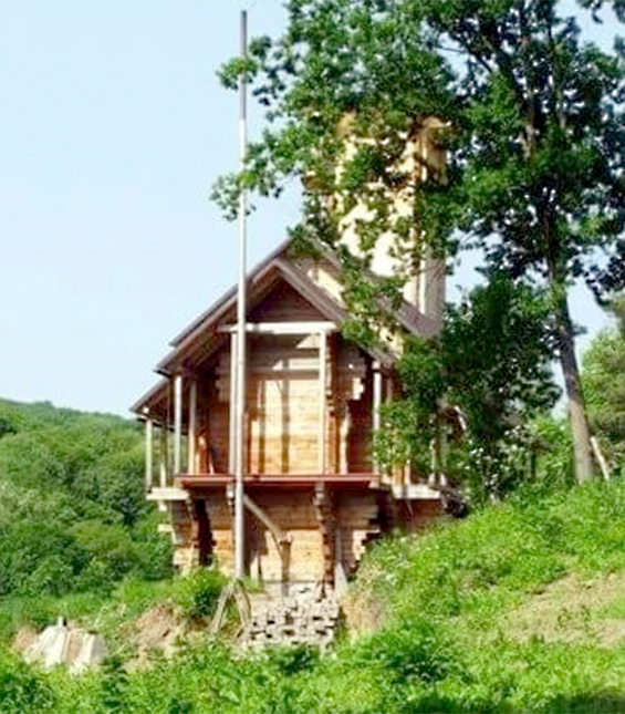 Монастир загубився серед лісу. Фото з сайту monasteries.org.ua