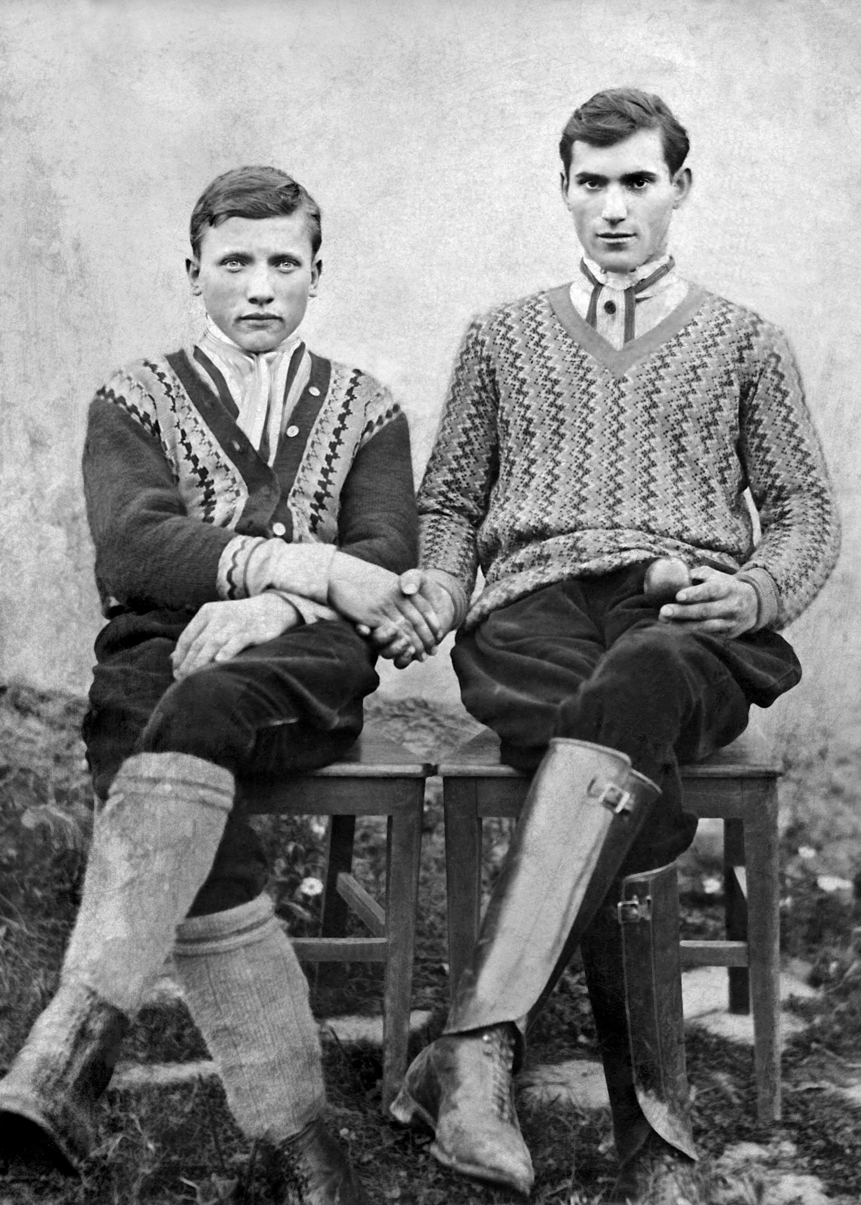 Юстин Лазарович Колодрівський (справа) із своїм двоюрідним братом Никанором (с. Ржавинці, Богородиця, 28 серпня 1933 року). Фото з сімейного архіву