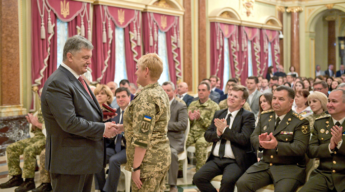 Нагороди лікарі отримували в Маріїнському палаці. Фото з офіційного інтернет-представництва Президента України