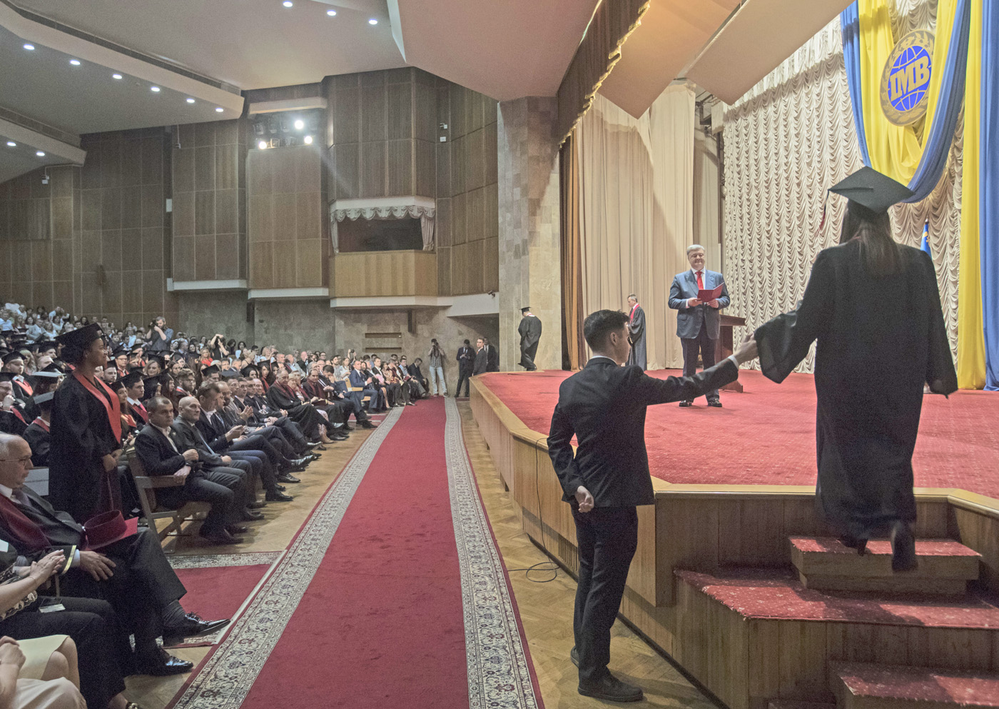 Президент вручає дипломи. Це пам’ять на все життя. Фото Михайла Палінчака