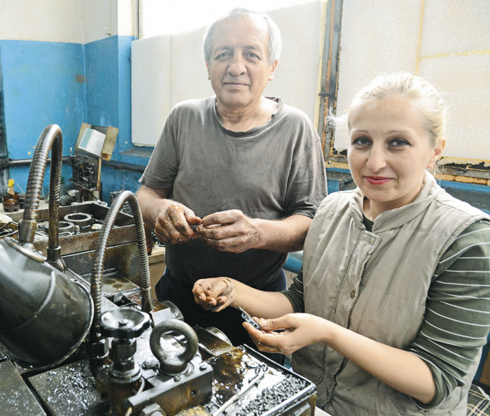 На заводі працює чимало робітничих династій. Анатолій Піскун із дочкою Тетяною, наприклад, обрали професію токаря-револьверника