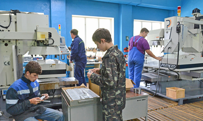 Те, що в цехах підприємства з’явилася молодь, радує: енергійна, розумна зміна — це завтрашній день заводу. Першокурсники ДНЗ «Канівське ВПУ», які навчаються професії «Верстатник широкого профілю. Оператор верстатів з програмним керуванням», залюбки проходять ознайомчу практику на заводі й уже подають великі надії
