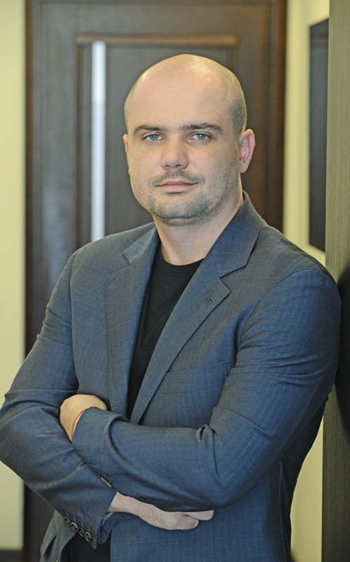 Власник ТОВ «ПБМГ» Дмитро Рябухін має диплом з відзнакою менеджера зовнішніх зв’язків. Зрозуміло, чому компанія успішна