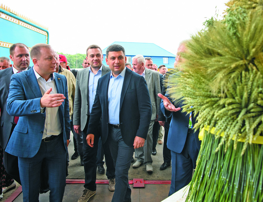 Прем’єр переконаний, що люди, які працюють на аграрному ринку і просувають українську продукцію за кордоном, економічно зміцнюють державу. Фото з Урядового порталу