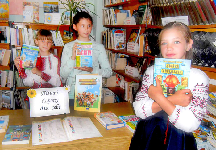 Завдяки ініціативі юних книголюбів літні читання зацікавили багатьох. Фото з сайту bp.blogspot.com